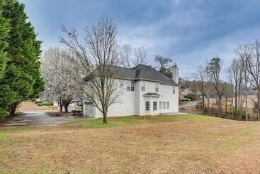 Pet Friendly Atlanta Home: 9 Mi To Downtown!
