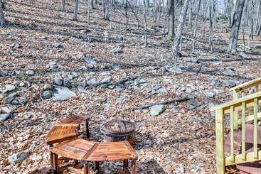 コテージ Charming Bushkill Retreat W/ Private Deck & Grill!