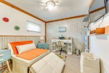 Сельский дом Eclectic Tarpon Springs Home: Bayou Across Street!