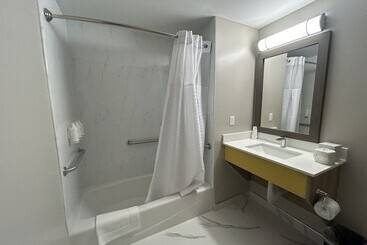 هتل Days Inn By Wyndham Staten Island