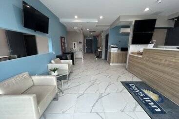 هتل Days Inn By Wyndham Staten Island