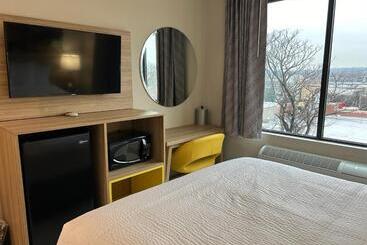 هتل Days Inn By Wyndham Staten Island