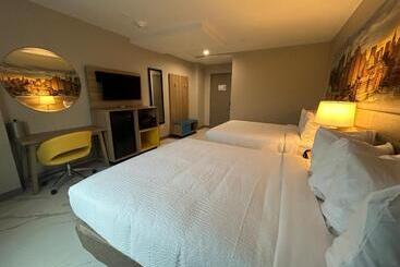 هتل Days Inn By Wyndham Staten Island