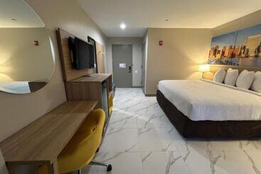 هتل Days Inn By Wyndham Staten Island