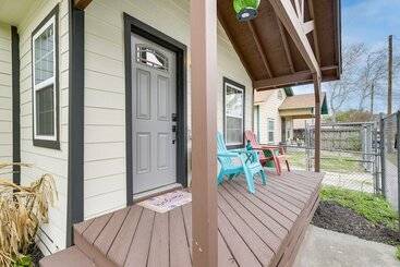 Houston Heights Home W/ Yard ~ 5 Mi To Downtown!
