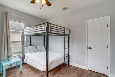 Houston Heights Home W/ Yard ~ 5 Mi To Downtown!