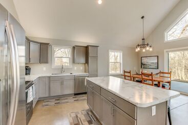 별장 Modern Oskaloosa Cabin W/ 2 Acres & On Site Trails