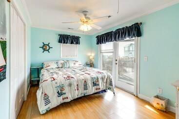 コテージ Oak Island Home W/ Covered Patio: Steps To Beach!