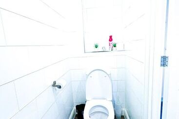 اقامتگاه 3bed House For Contractors/large Group Sleep Upto9