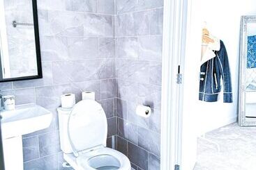 اقامتگاه 3bed House For Contractors/large Group Sleep Upto9