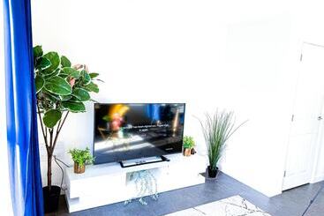اقامتگاه 3bed House For Contractors/large Group Sleep Upto9