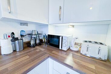 اقامتگاه 3bed House For Contractors/large Group Sleep Upto9