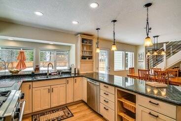 Serene Nevada Retreat W/ Deck, Grill & Hot Tub!