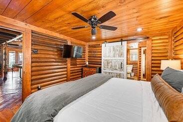 별장 Stunning Georgia Cabin W/ Private Hot Tub & Views