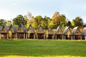 Wrong Way River Lodge & Cabins