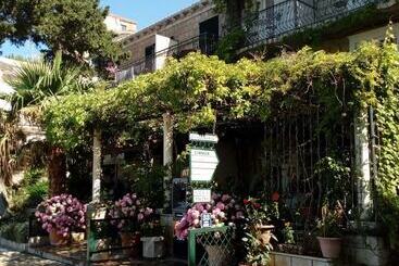 تختخواب و صبحانه Guesthouse Villa Mlini