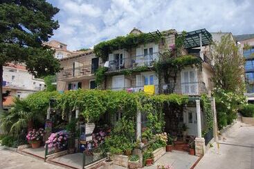 تختخواب و صبحانه Guesthouse Villa Mlini