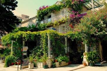 تختخواب و صبحانه Guesthouse Villa Mlini