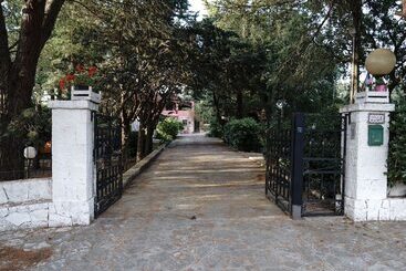 تختخواب و صبحانه Villa Dan