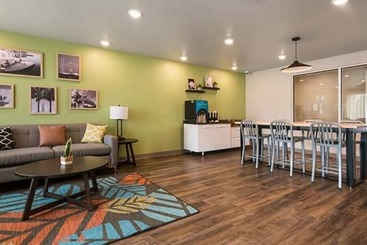 هتل Woodspring Suites Fort Myers   Cape Coral