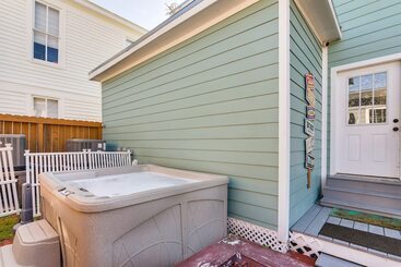 Hot Tub & Yard: Jimmy Buffet Themed Galveston Home