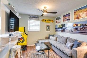 Hot Tub & Yard: Jimmy Buffet Themed Galveston Home