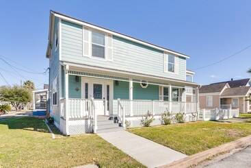 Hot Tub & Yard: Jimmy Buffet Themed Galveston Home