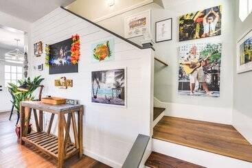Hot Tub & Yard: Jimmy Buffet Themed Galveston Home