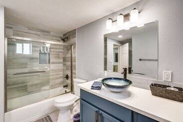 Hot Tub & Yard: Jimmy Buffet Themed Galveston Home