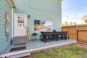 Hot Tub & Yard: Jimmy Buffet Themed Galveston Home