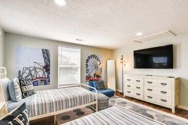 Hot Tub & Yard: Jimmy Buffet Themed Galveston Home