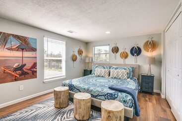 Hot Tub & Yard: Jimmy Buffet Themed Galveston Home