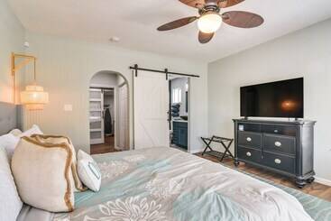 Hot Tub & Yard: Jimmy Buffet Themed Galveston Home