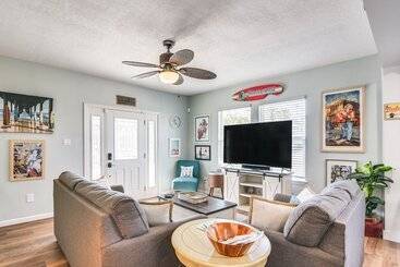 Hot Tub & Yard: Jimmy Buffet Themed Galveston Home