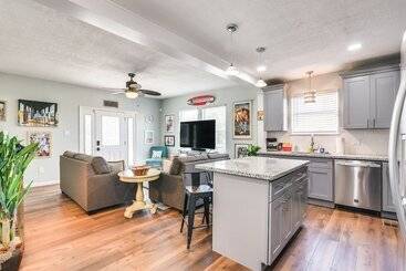 Hot Tub & Yard: Jimmy Buffet Themed Galveston Home