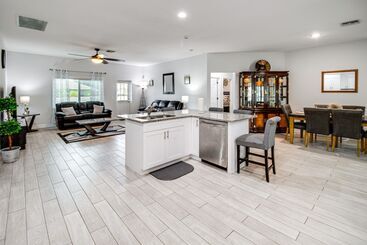 Lanai, Heated Pool & Spa: Lehigh Acres Home