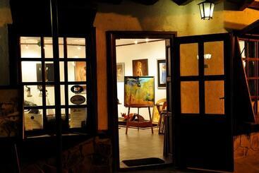 هتل Art   M Gallery