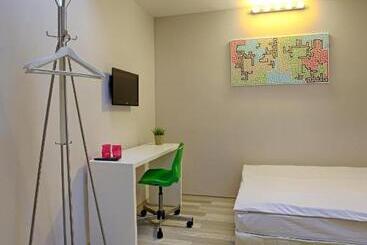 هتل Executive Rooms And Suites Play
