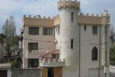 هتل The Castle