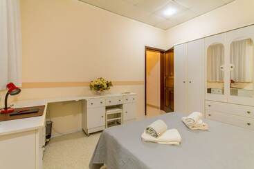 Sunny Maltese Townhouse Madonnina Kalkara   Happy Rentals - Kalkara