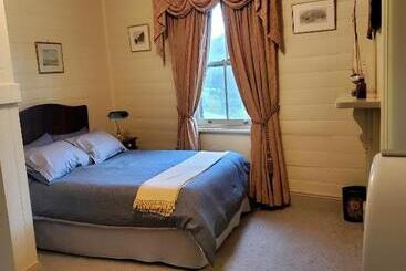 تختخواب و صبحانه Stay At Tilba
