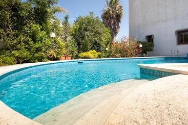 تختخواب و صبحانه Villa Magnolia Luxury Suites