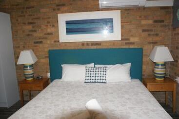 Hawks Nest Motel