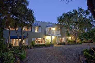 هتل The Castle  Villa By The Sea