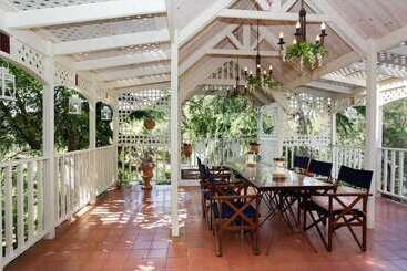 هتل The Castle  Villa By The Sea