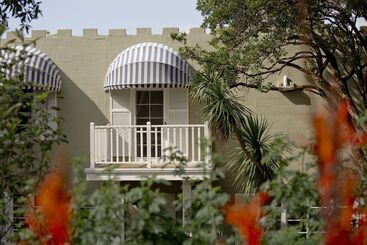 هتل The Castle  Villa By The Sea
