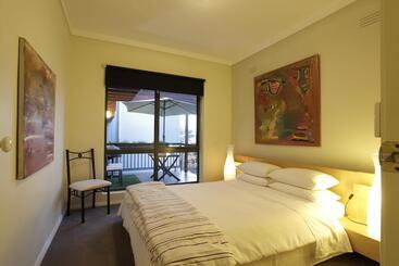 هتل The Castle  Villa By The Sea