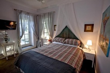 هتل The Castle  Villa By The Sea