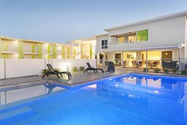 مُتل Mackay Oceanside Central Hotel Official