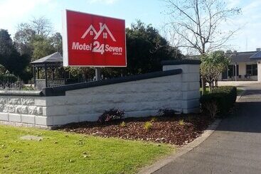 Motel24seven And Apartments